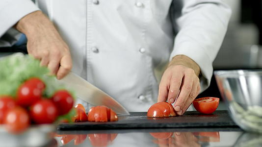 厨师在餐厅房间切番茄视频的预览图