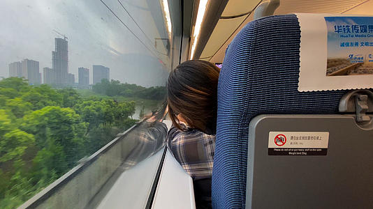 4K实拍美女高铁上依靠在窗口看风景视频的预览图
