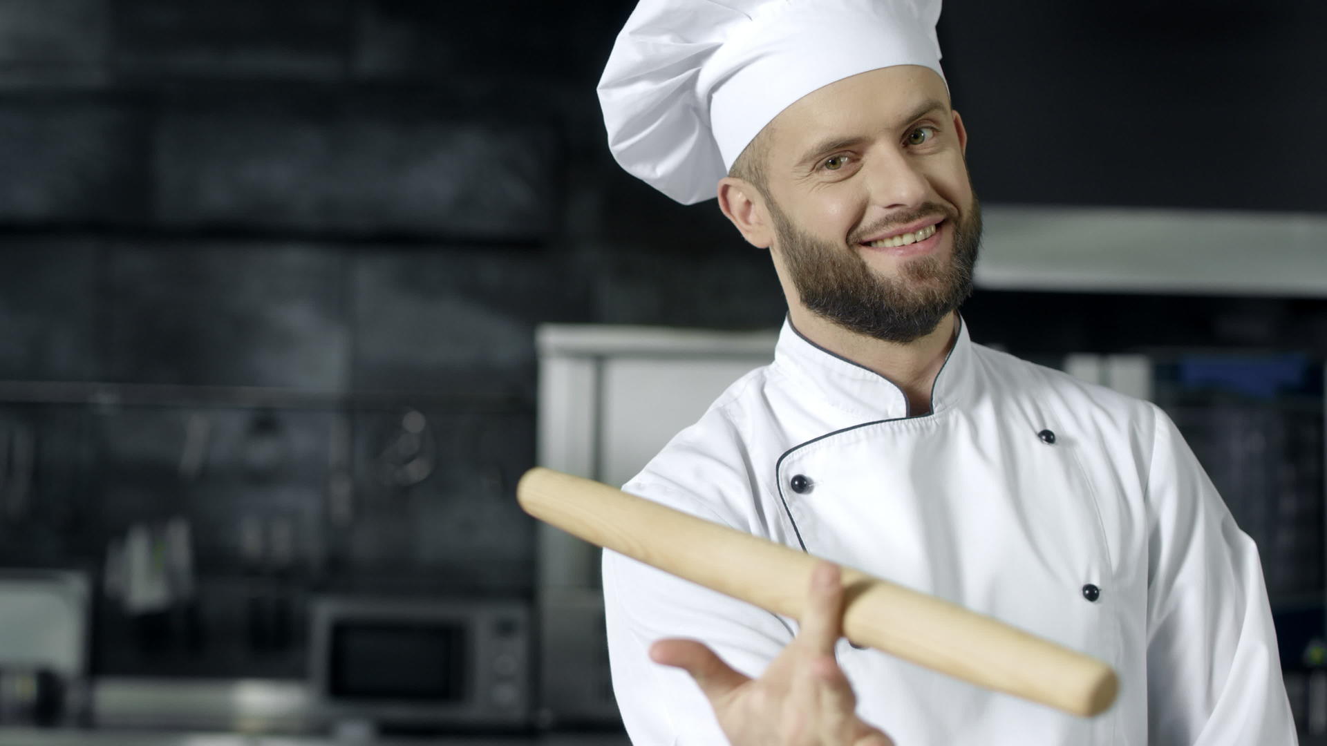 厨师在厨房旋转擀面杖视频的预览图