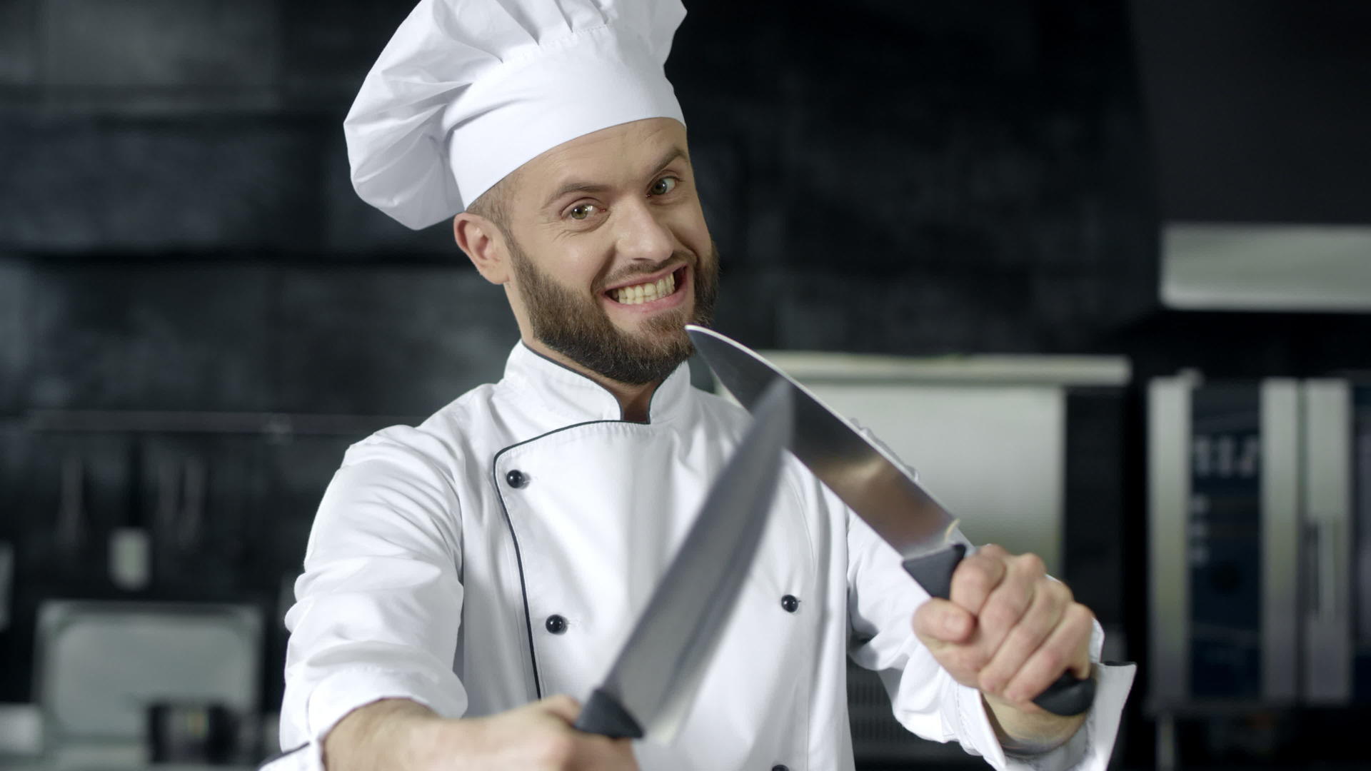 厨师把刀放在房间里视频的预览图