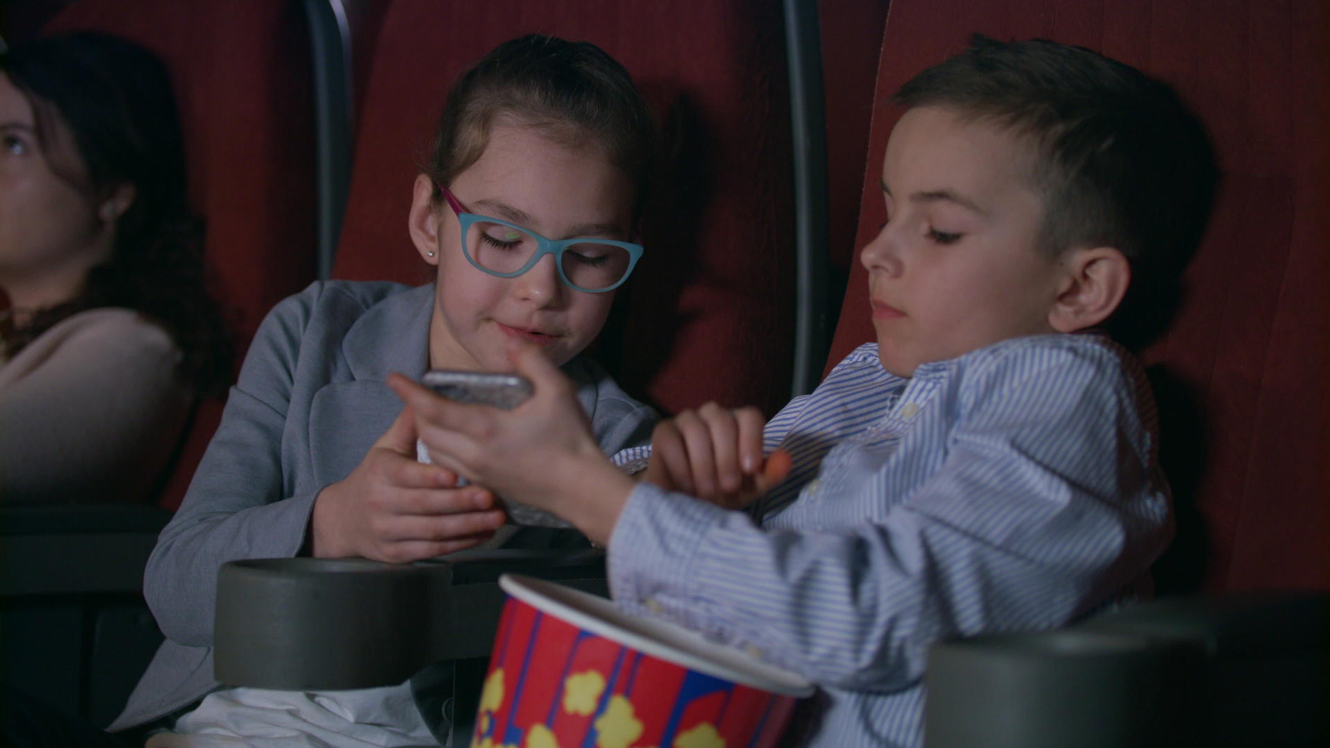孩子们在电影院吃爆米花视频的预览图