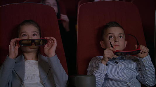 儿童在电影椅上戴3个眼镜视频的预览图