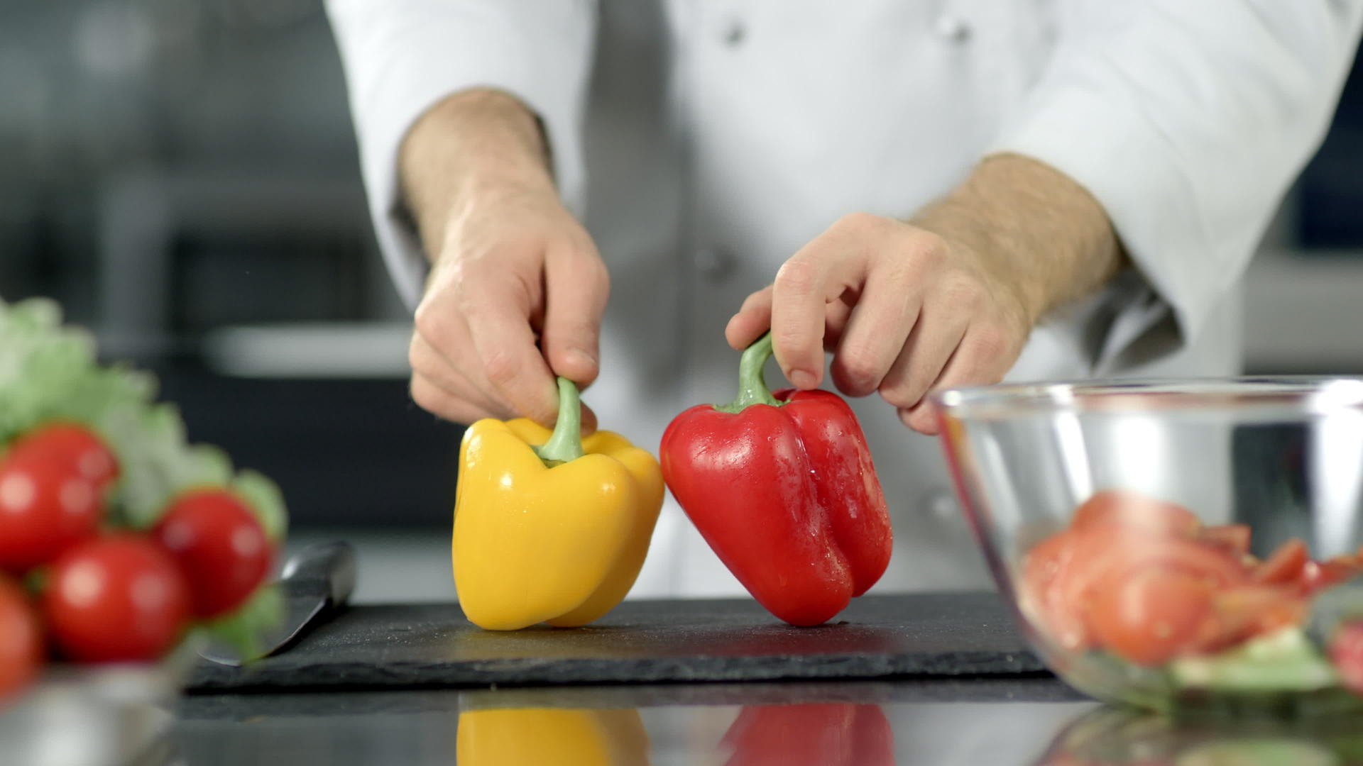 在厨房餐厅厨师把胡椒放在慢动作上视频的预览图
