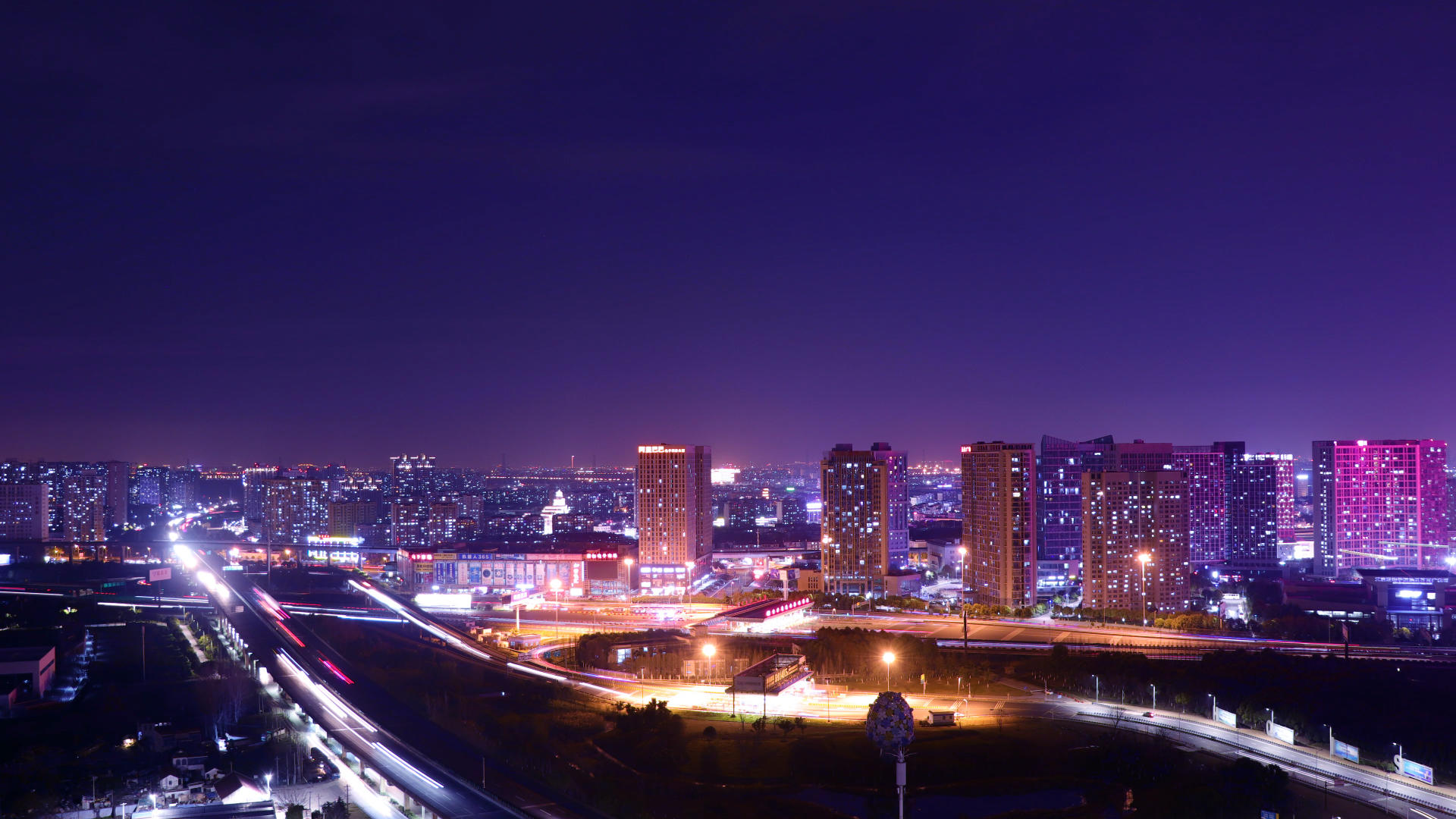 4K美丽的城市夜景交通延时视频的预览图