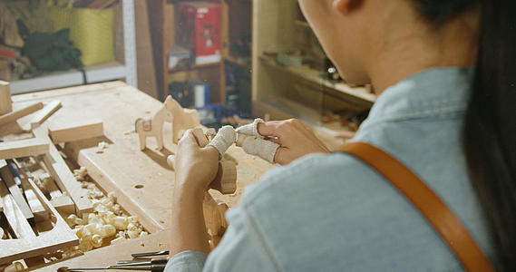 4k工匠背影制作木雕特写升格视频视频的预览图