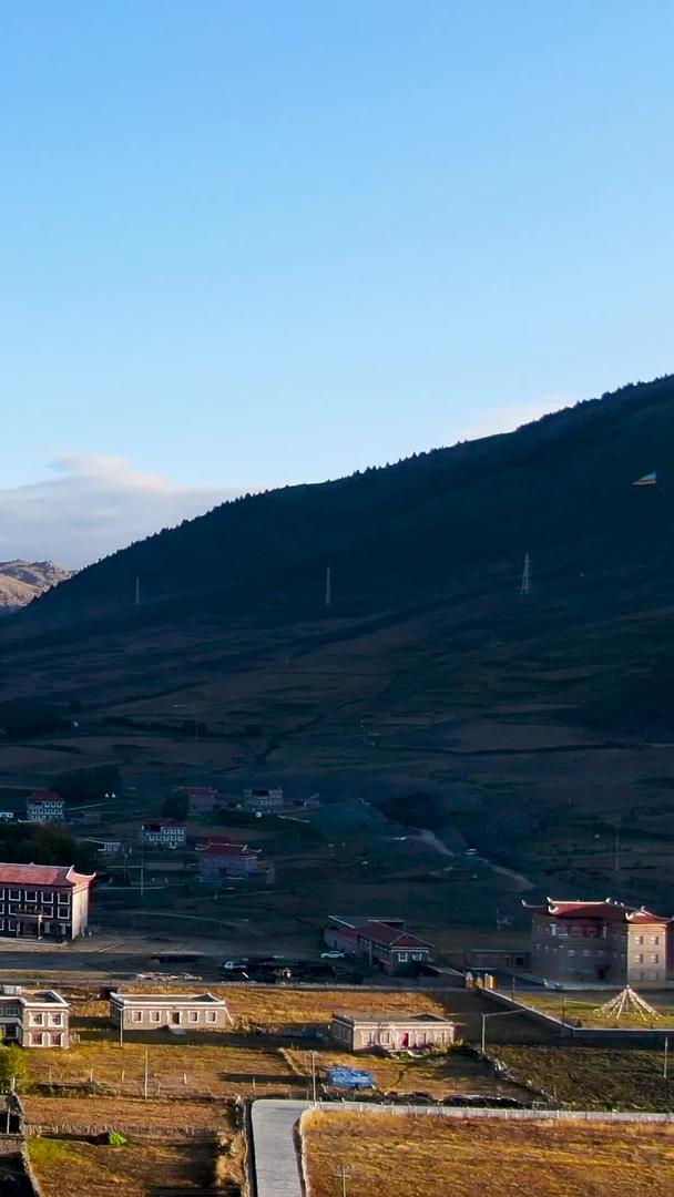 四川甘孜藏族自治州田园风光视频视频的预览图