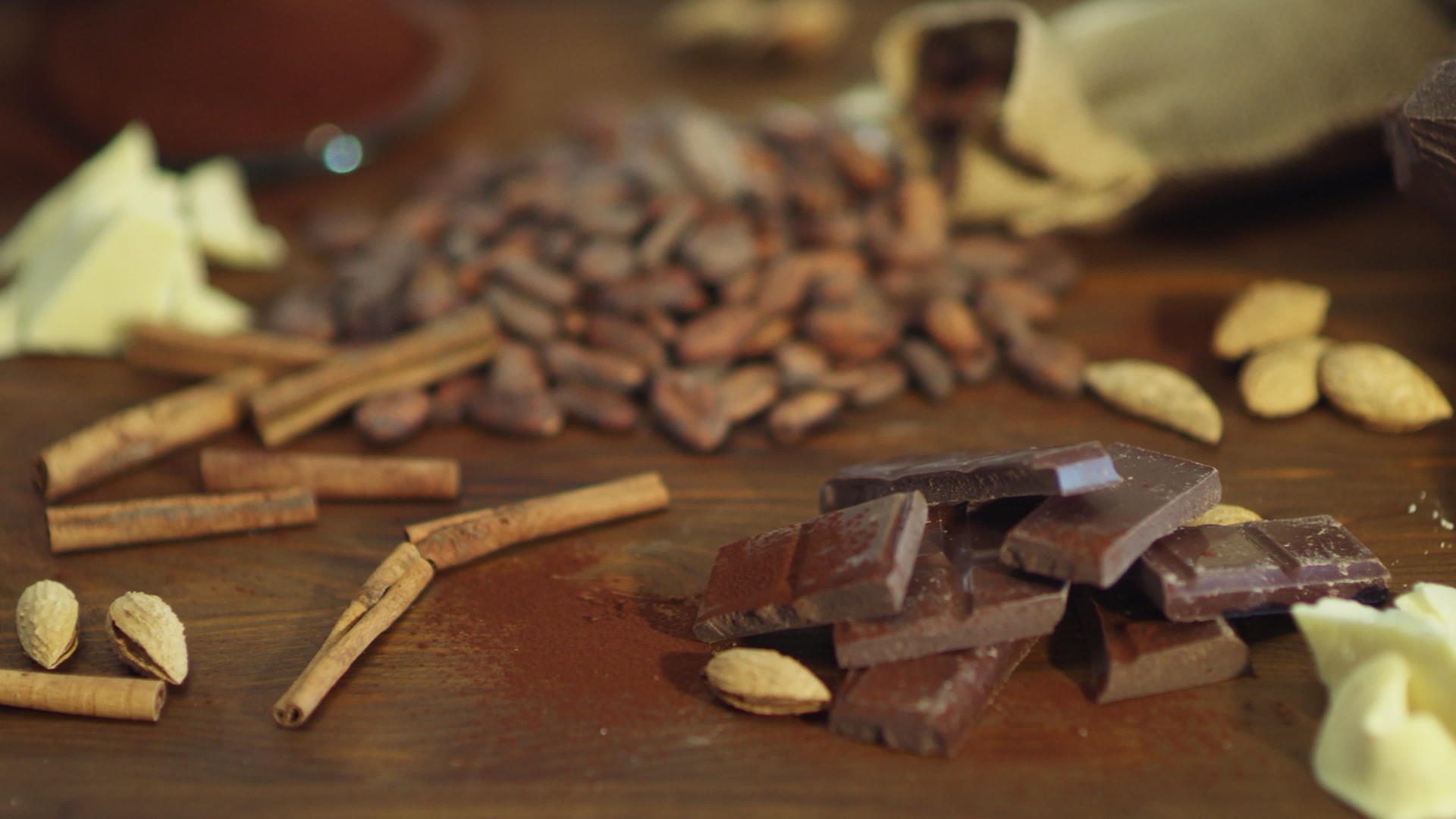 把巧克力棒放在木桌上视频的预览图