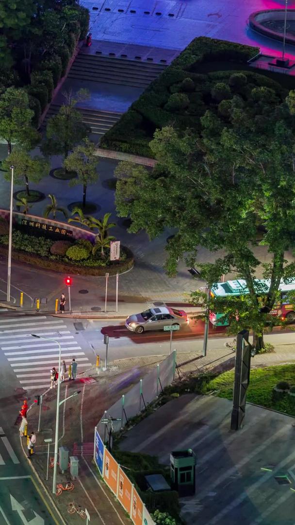 城市路口夜景光轨车流延时间视频的预览图
