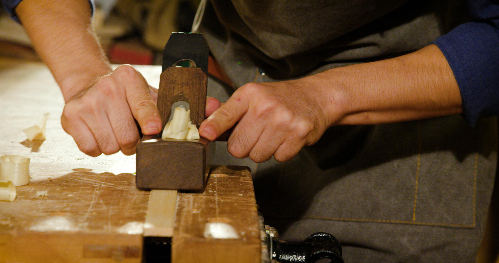4k工匠拇匠刨木头工作特写升格视频视频的预览图