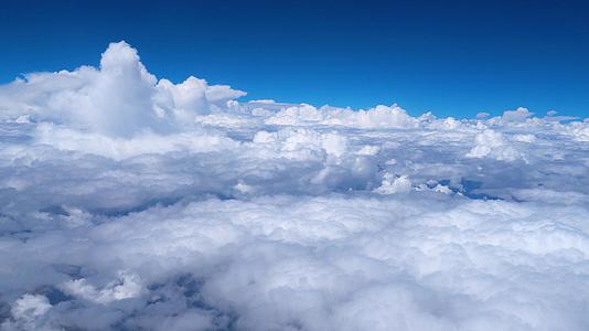 航拍高原上的厚云层视频的预览图