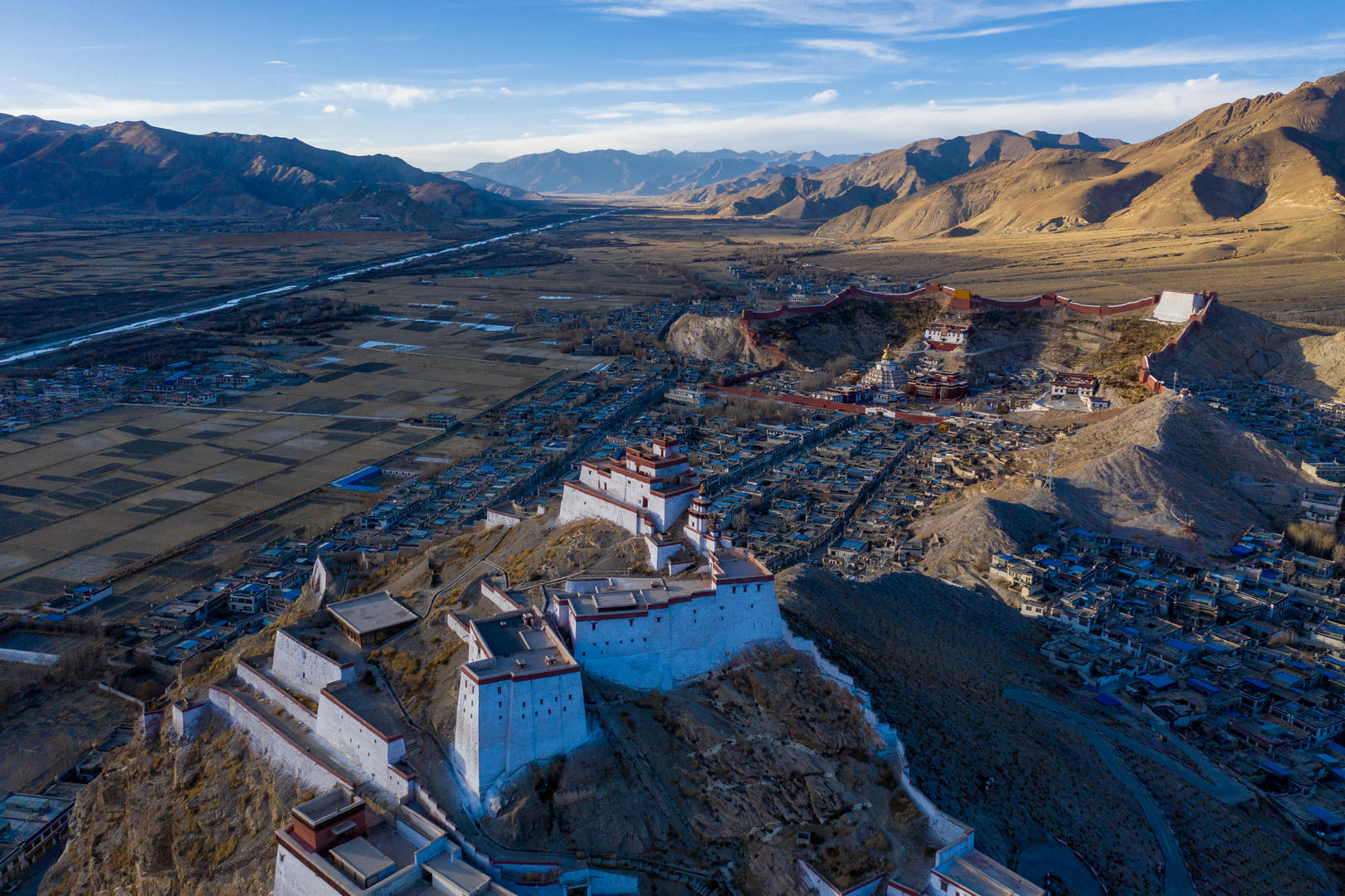 西藏日喀则江孜县江孜镇4k航拍视频视频的预览图
