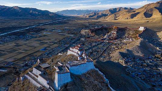 西藏日喀则江孜县江孜镇4k航拍视频视频的预览图