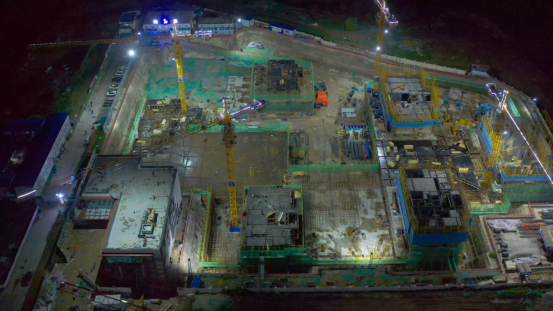 工地夜景4K航拍视频的预览图