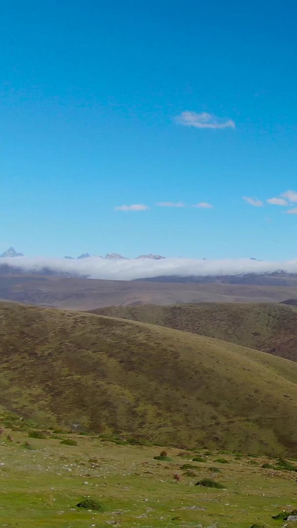 航拍四川甘孜藏族自治州群山山峰高原风景视频视频的预览图