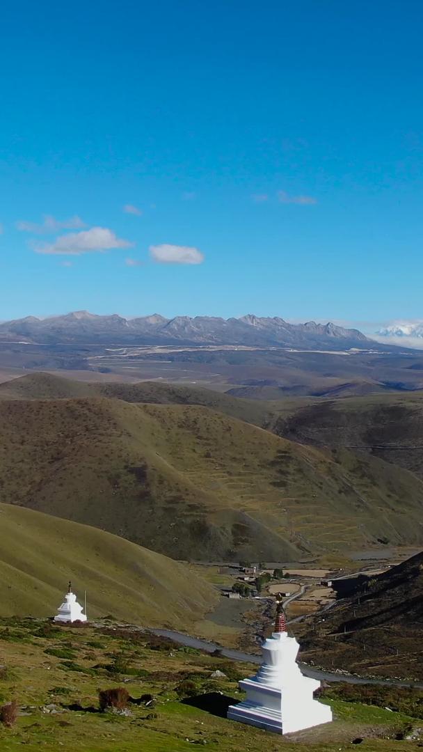 航拍四川甘孜藏族自治州群山山峰高原风景视频视频的预览图