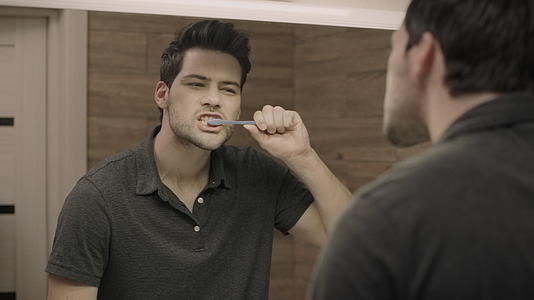 专心清洁浴室牙齿的人视频的预览图