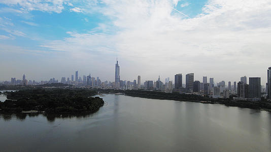 4K航拍南京玄武湖紫峰大厦视频的预览图