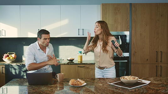 在私人厨房里有冲突的夫妇视频的预览图