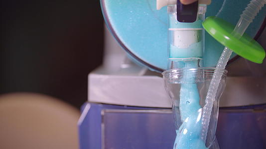 美味的蓝色泡沫从单位倒入玻璃中用于鸡尾酒视频的预览图