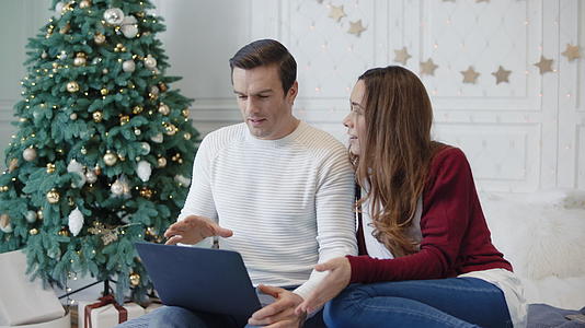 圣诞节一对 夫妇在一起欢笑视频的预览图