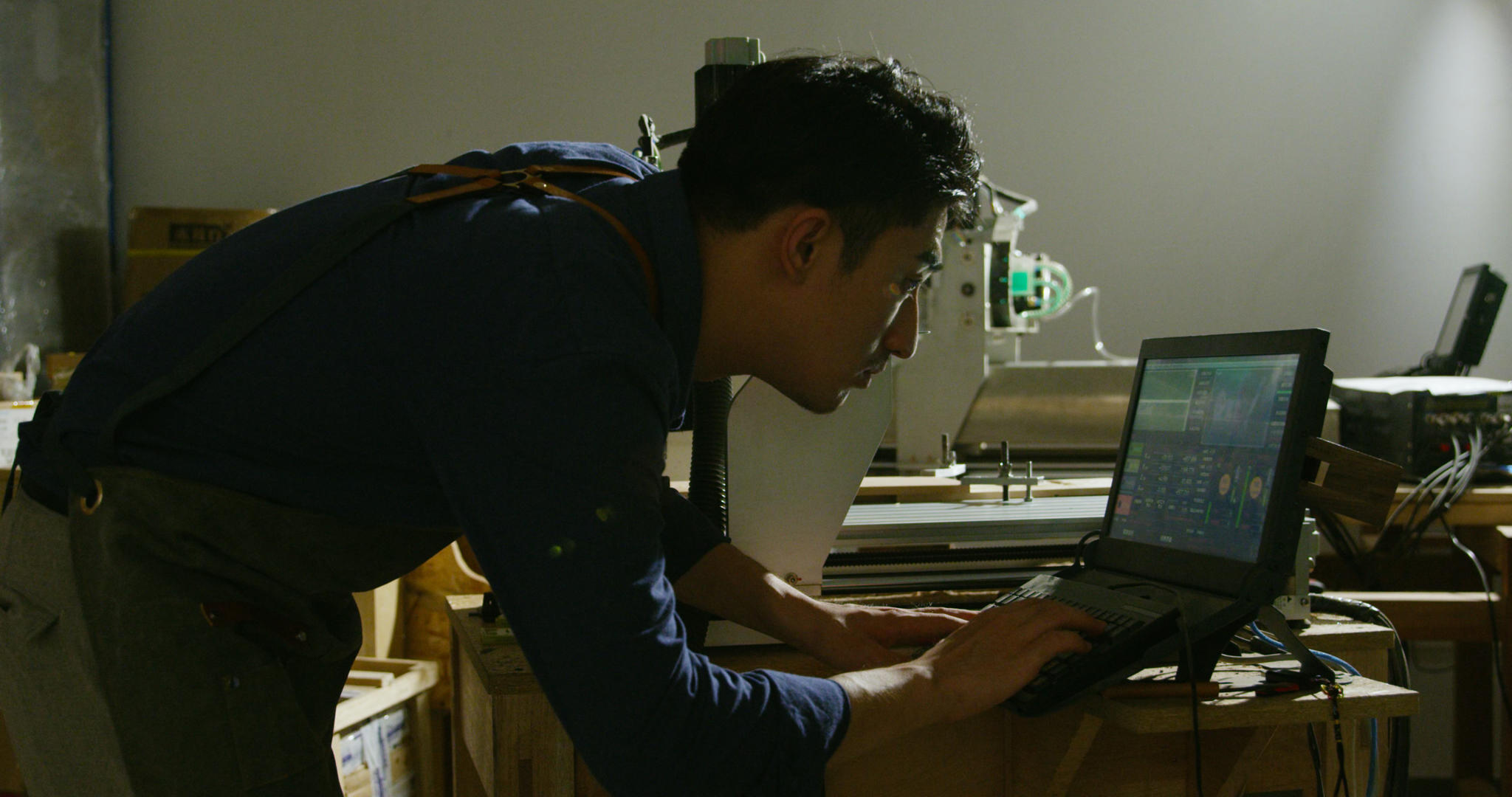 4k工匠手工艺人使用电脑操作视频的预览图