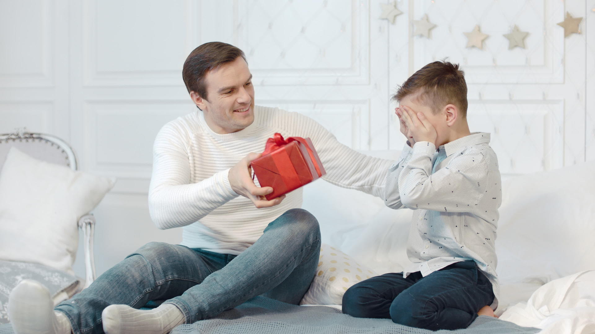 令人兴奋的儿子得到不可思议的礼物装饰圣诞客厅视频的预览图