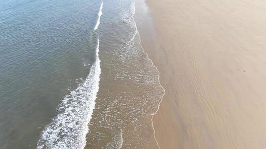 航拍夏日海浪拍打沙滩视频的预览图