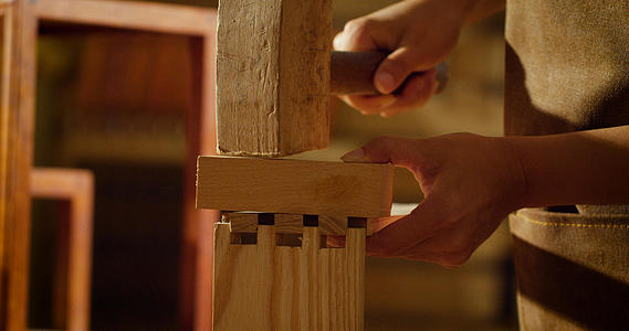 4k工匠手工艺人制作木制品卯榫特写升格视频视频的预览图