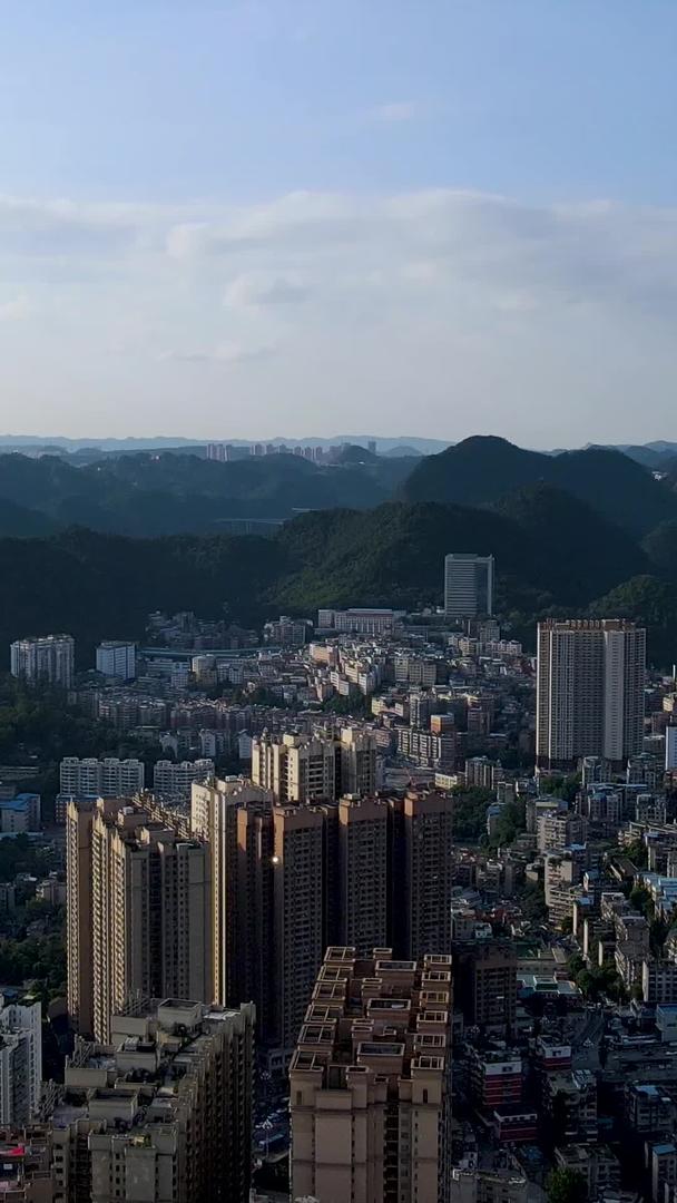 贵阳城区地质结构复杂的城市风光视频的预览图