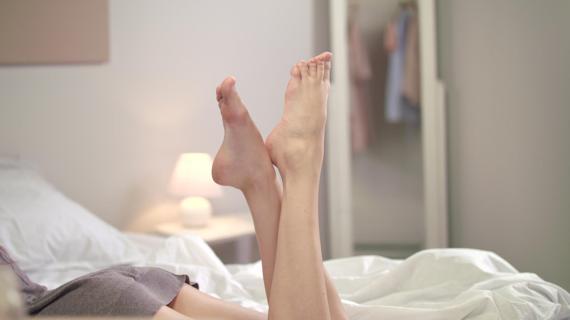 卧室里的女腿视频的预览图