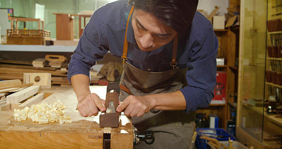 4k匠人匠心木匠制作木制品特写视频视频的预览图