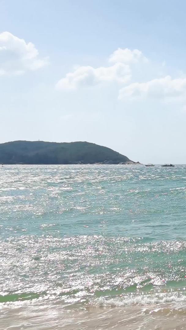 三亚海滩丰富多彩的水上运动帆船出海视频素材视频的预览图