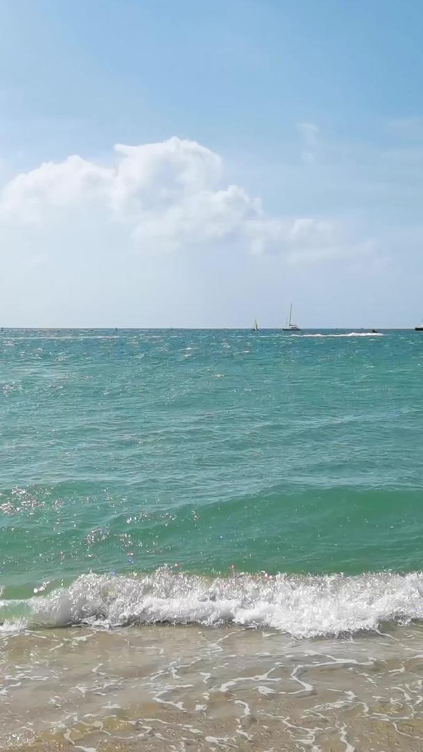 三亚海滩丰富多彩的水上运动帆船出海视频素材视频的预览图