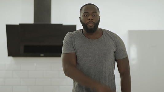 突出焦点的黑人男子在露天厨房跳舞视频的预览图