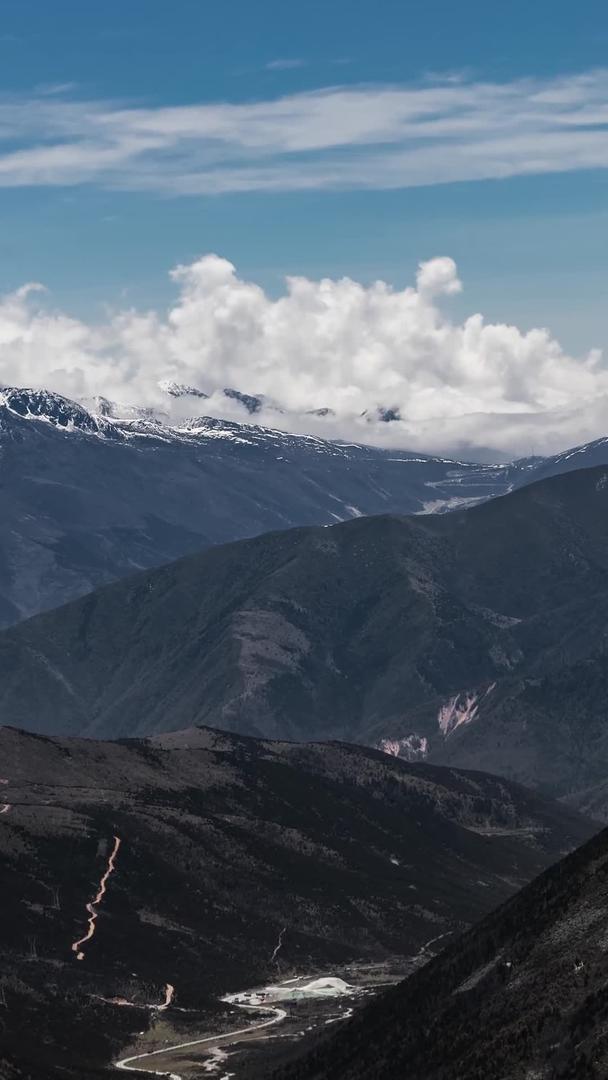 雪山318国道蓝天白云延迟四川甘孜藏族自治州视频的预览图