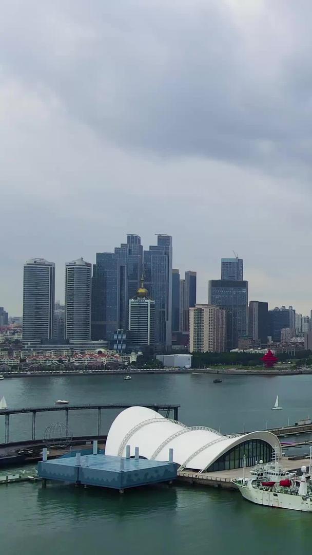青岛奥帆基地灯塔在暴风雨前的航拍视频的预览图