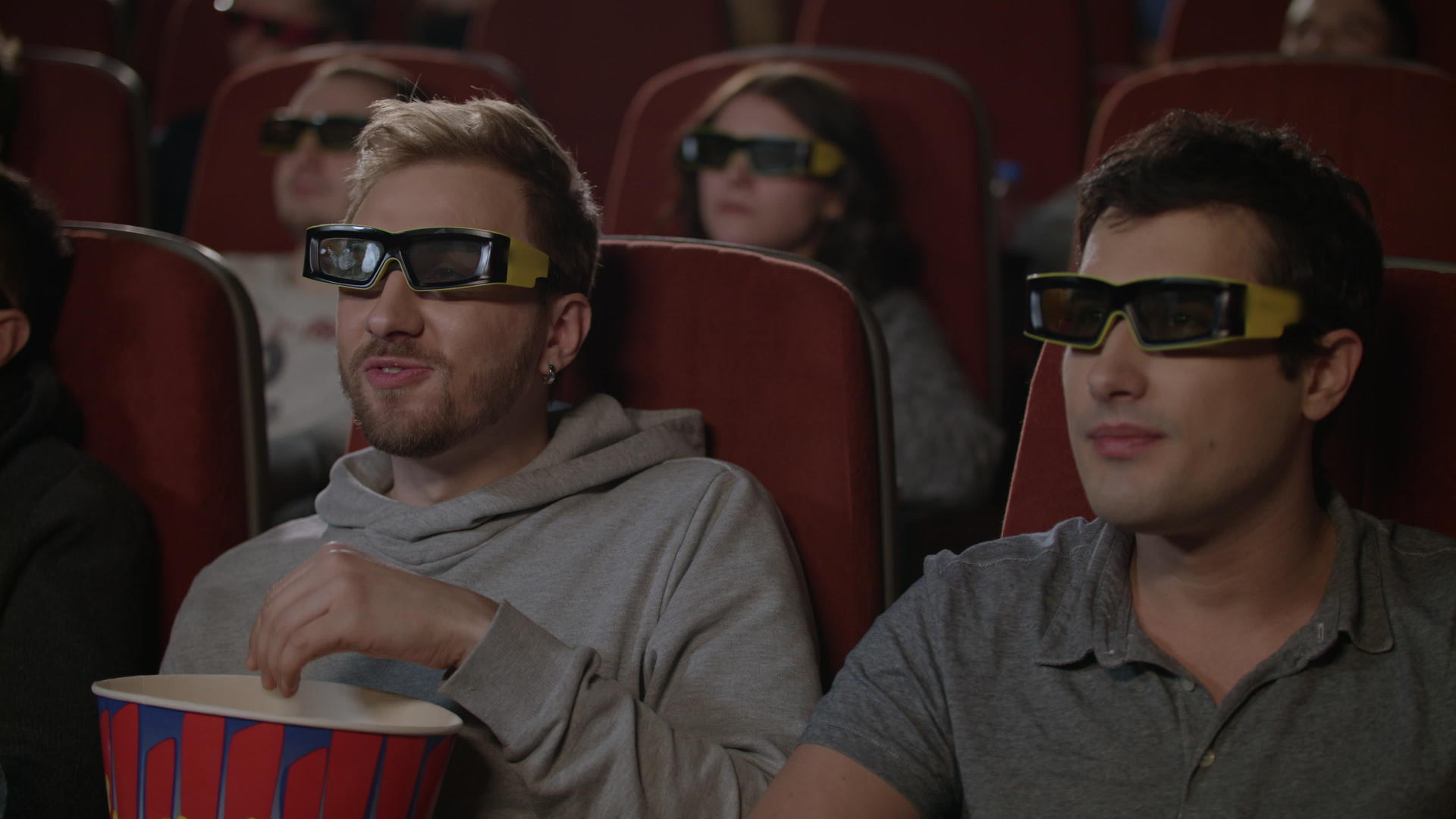 朋友们在电影院看3D视频的预览图