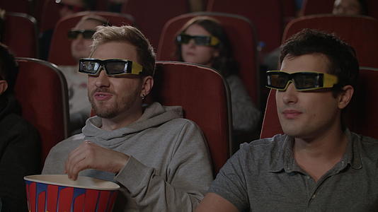 朋友们在电影院看3D视频的预览图