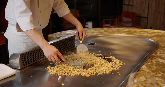 8K高端商务酒店厨师制作铁板炒饭视频的预览图