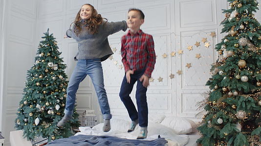 有趣的孩子们在圣诞派对上跳跃视频的预览图
