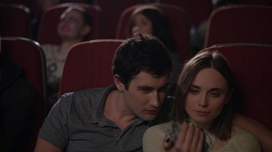 女孩和她的男朋友在电影院用智能手机自拍视频的预览图
