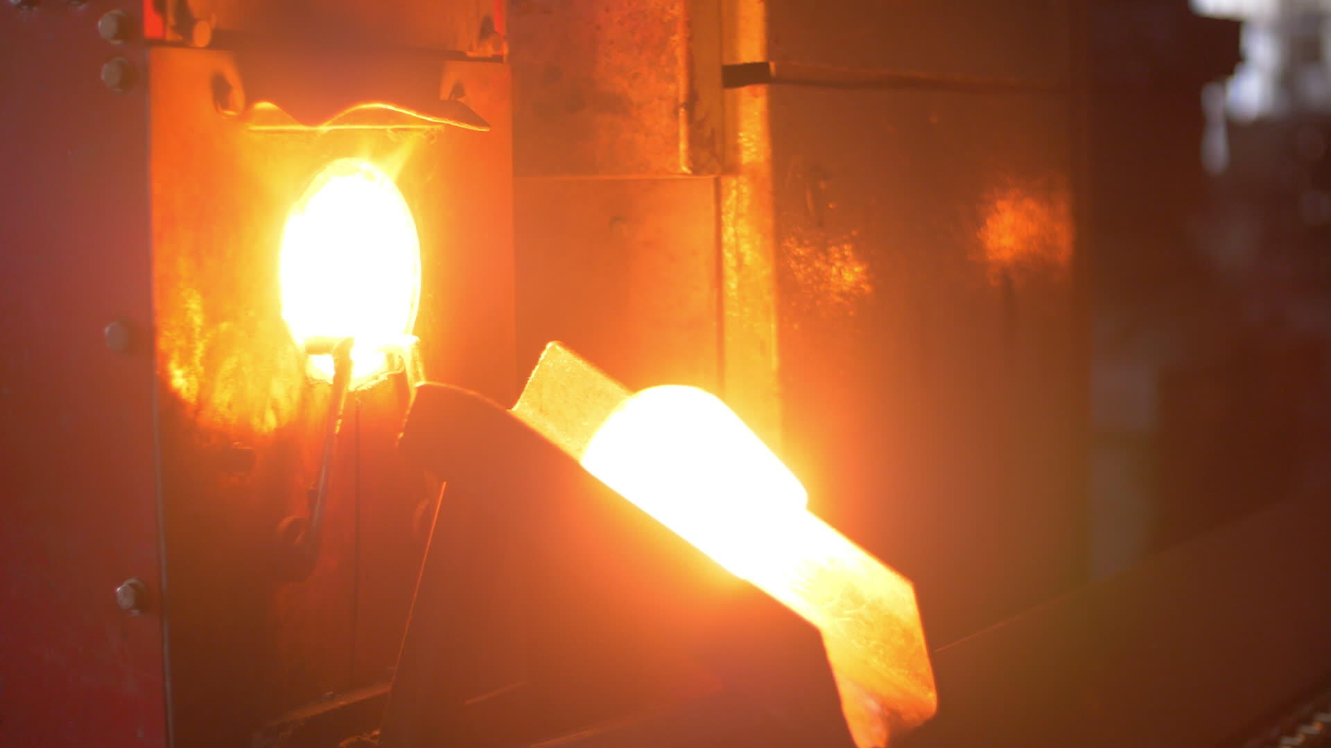 冶金厂移动的熔融金属光化细板视频的预览图