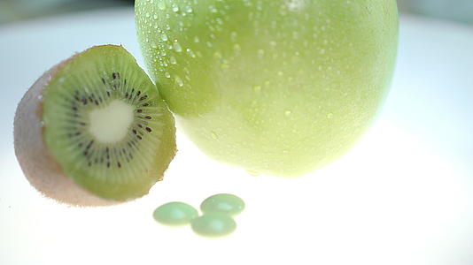 绿色秋威和苹果水和维生素药片视频的预览图