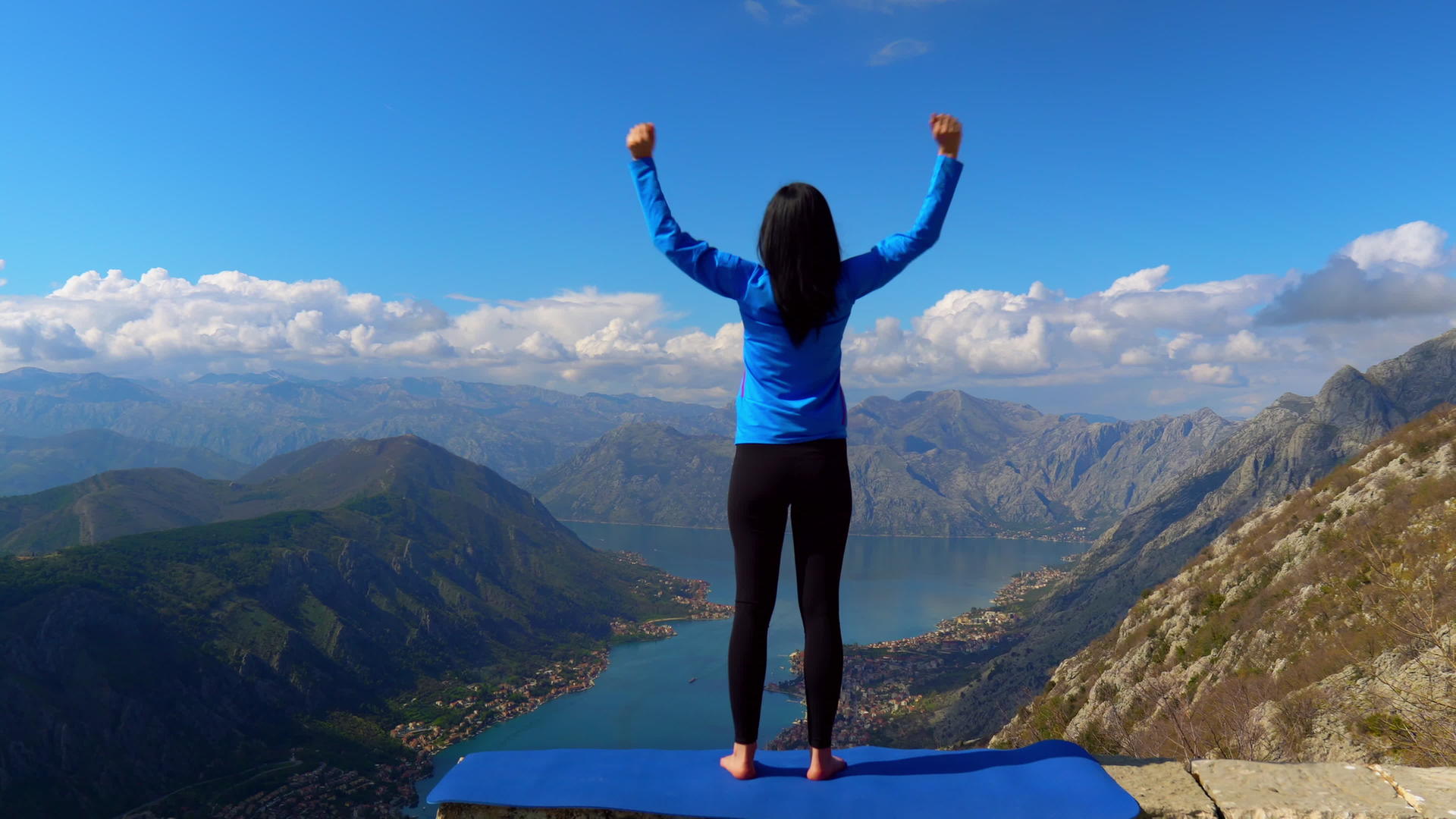 在山顶面对美景做瑜伽的女人视频的预览图