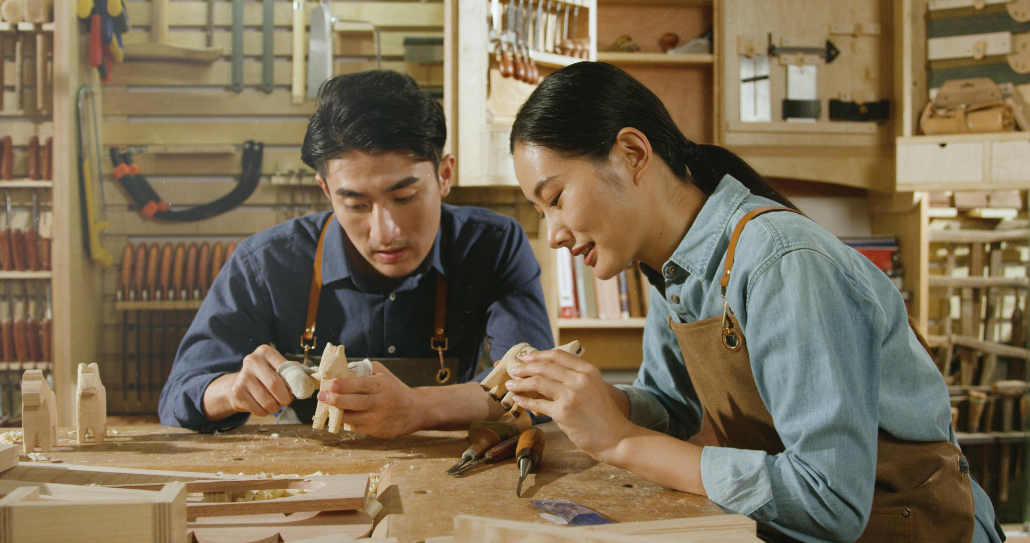 4k两个木匠工人在做木雕视频的预览图