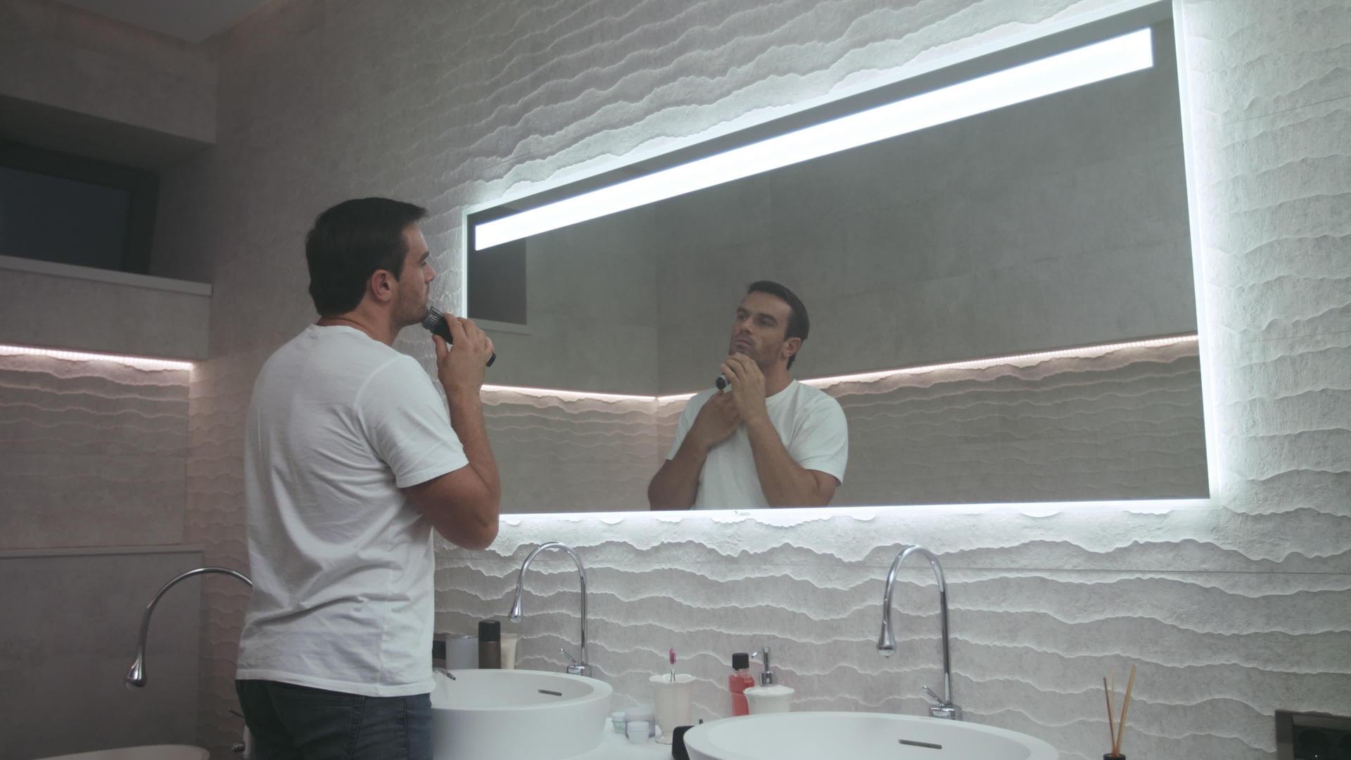 在豪华的浴室里剃胡子的帅哥视频的预览图