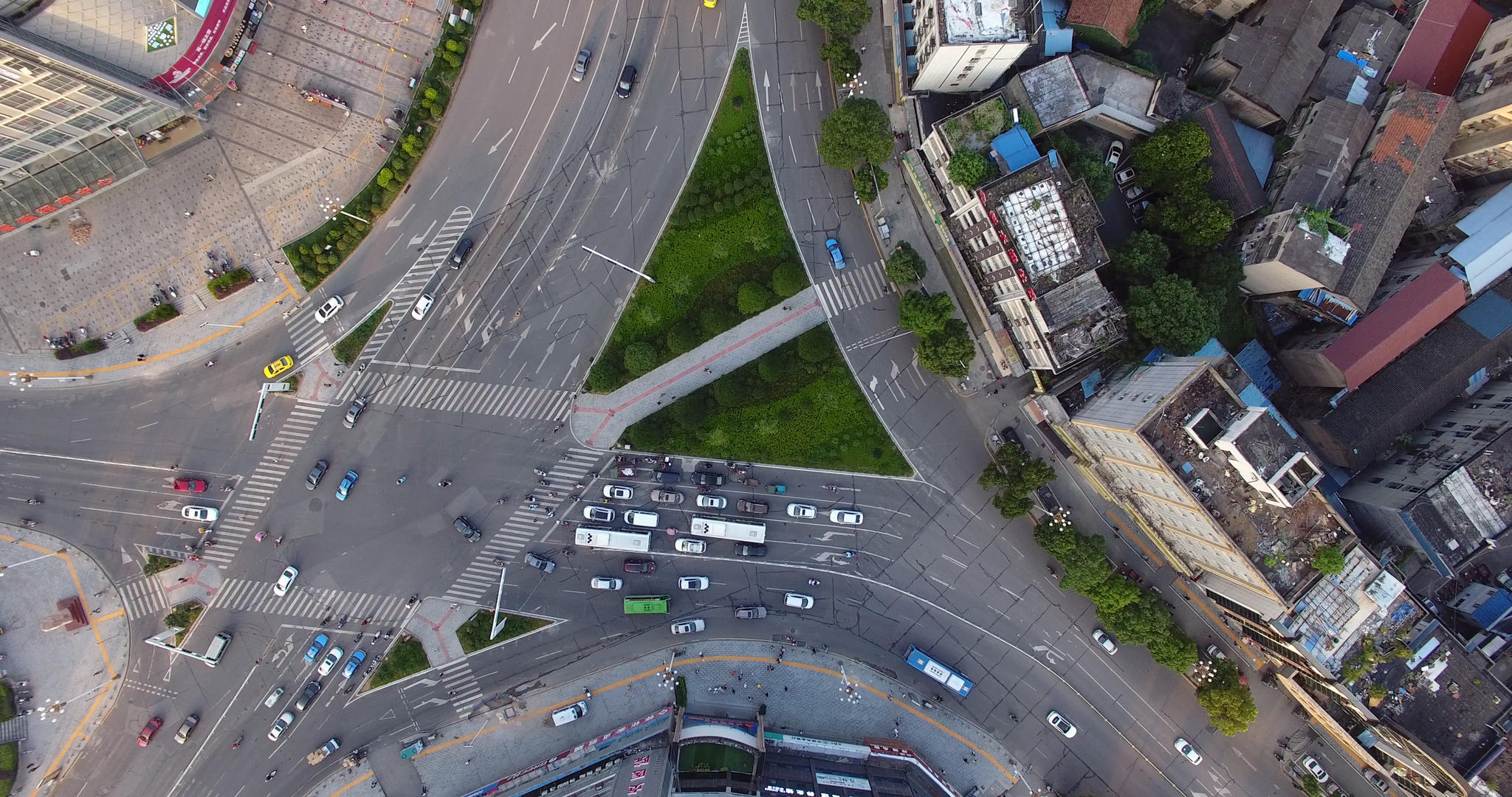 4K垂直航拍三叉交叉路口视频的预览图