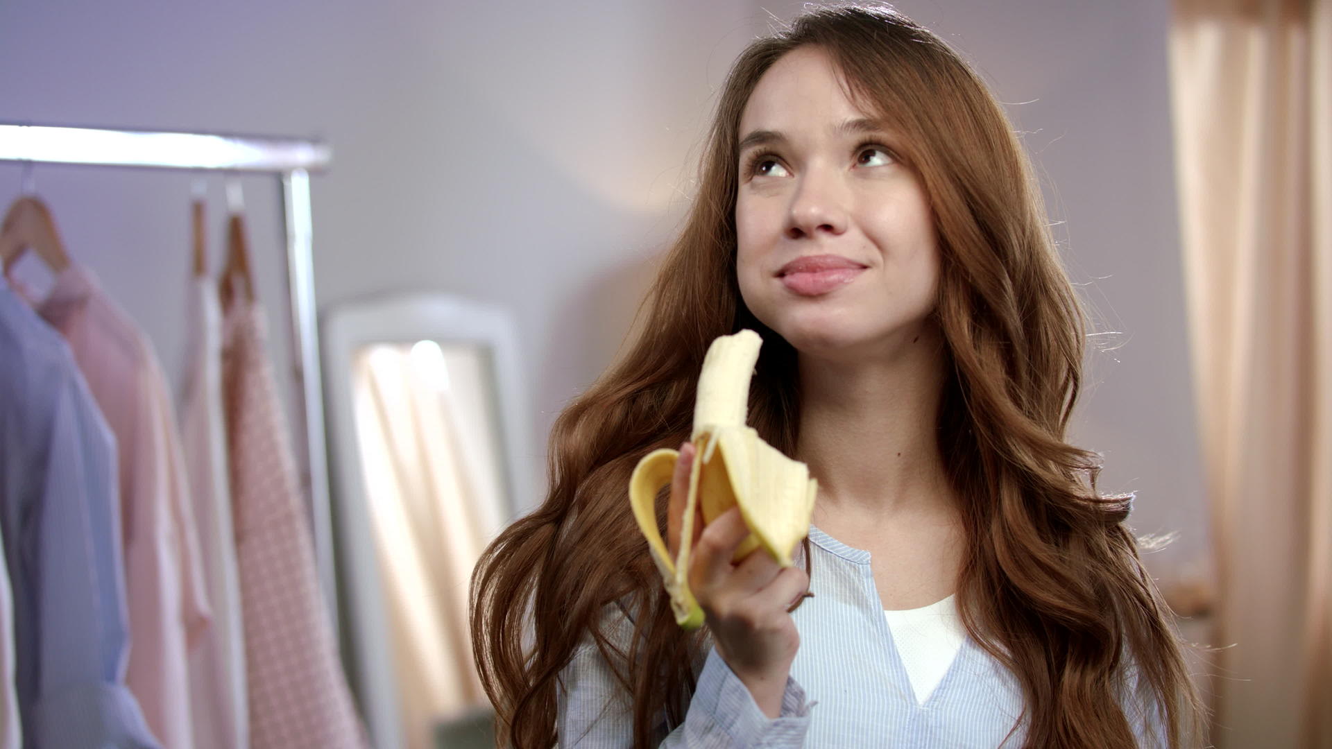 享受快乐的女人吃香蕉视频的预览图