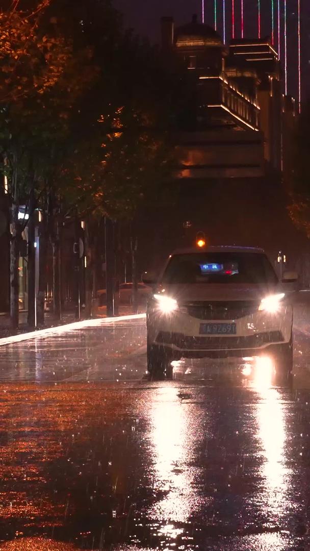 城市下雨夜晚道路交通汽车灯光街景素材视频的预览图