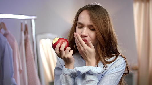 吃红苹果的吃红苹果视频的预览图